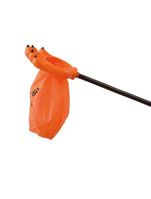 Trick or treat hand met snoepzakje aan stok